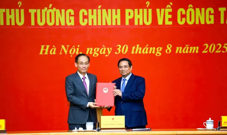 Thủ tướng Phạm Minh Chính trao quyết định tiếp nhận ông Lê Hoài Trung, Bí thư Trung ương Đảng, Chánh Văn phòng Trung ương Đảng, về công tác tại Bộ Ngoại giao, giao Quyền Bộ trưởng Bộ Ngoại giao. Ảnh: VGP
