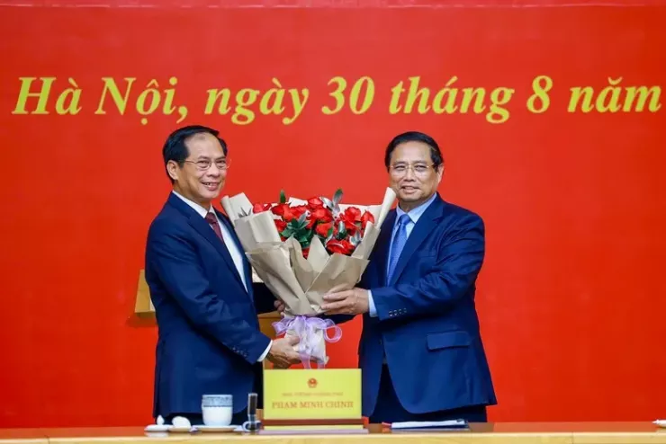 Thủ tướng Phạm Minh Chính tặng hoa cho Phó Thủ tướng Bùi Thanh Sơn. Ảnh: VGP