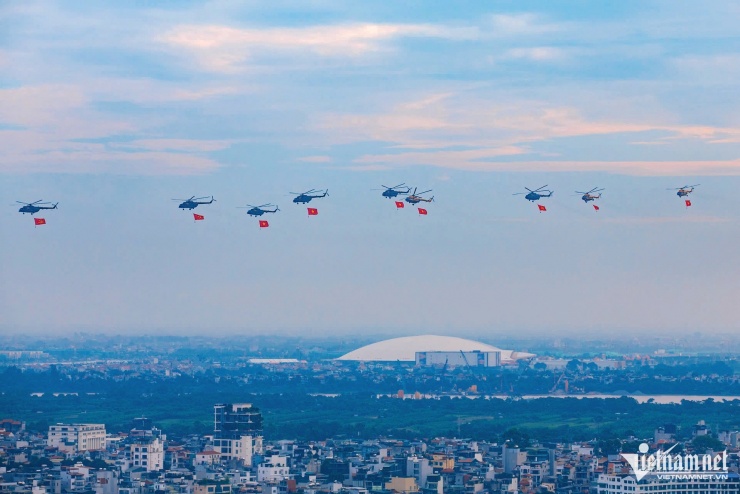 Biên đội gồm các chiếc Mi Mi-8, Mi-17, Mi-171, Mi-172 bay vòng từ hướng sông Hồng, cầu Nhật Tân vào khu vực Quảng trường Ba Đình. Ảnh: Quyết Thắng.
