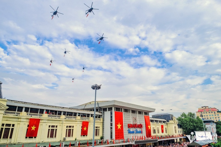 Trực thăng bay qua ga Hà Nội, nơi sẽ có đoàn diễu binh thuộc lực lượng Công an sẽ đi qua sau đó ít phút. Ảnh: Mạnh Hùng.
