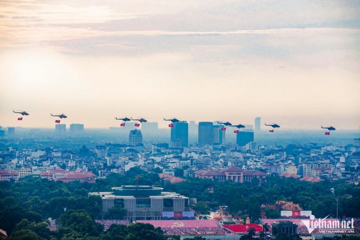 Thời tiết tại Hà Nội sáng tuy mát mẻ nhưng có nhiều lớp sương mù khiến tầm nhìn bị giới hạn. Ảnh: Quyết Thắng.