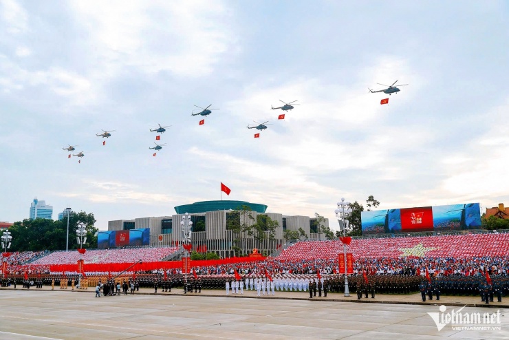 Trực thăng ngang qua khu vực Quảng trường Ba Đình và tòa nhà Quốc hội. Ảnh: Phạm Hải.