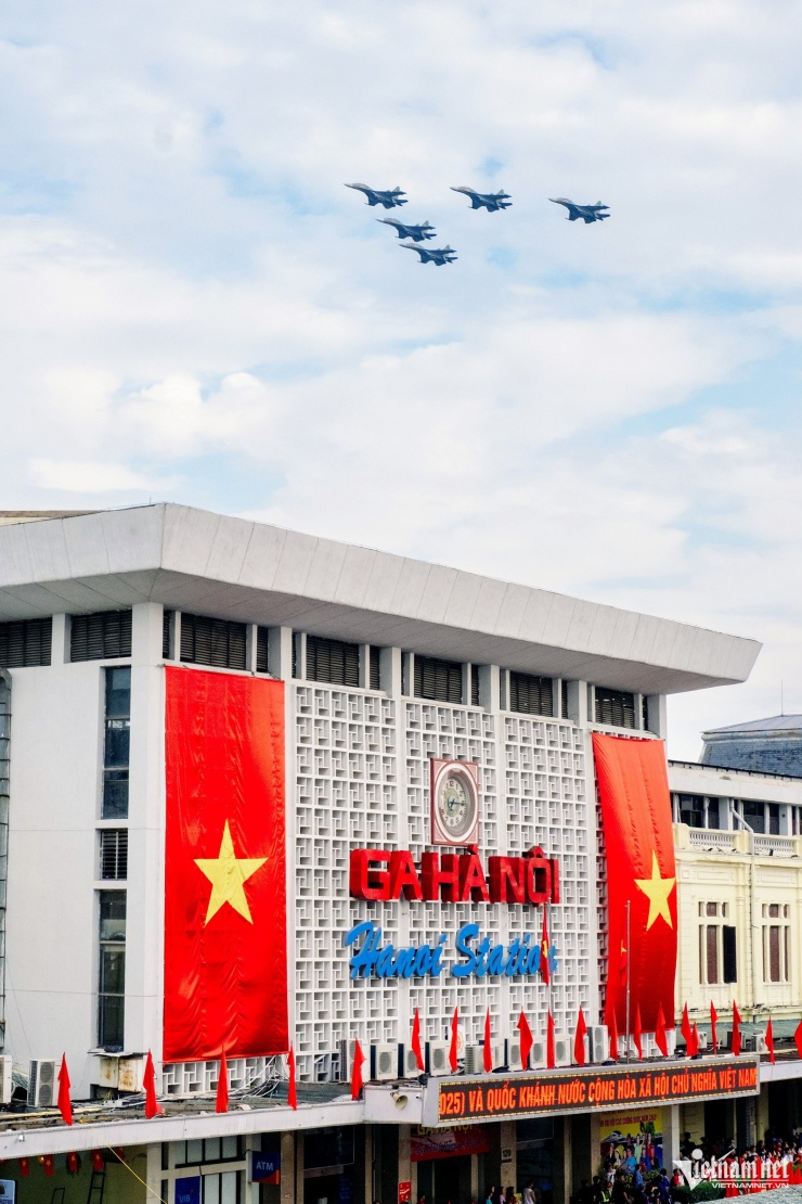 Sau khi bay qua nóc tòa nhà Quốc hội, dàn tiêm kích xuất hiện trên bầu trời đoạn ga Hà Nội. Ảnh: Mạnh Hùng.