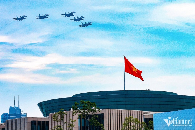 Được mong chờ nhất là dàn Su30-MK2, những chiếc tiêm kích được mệnh danh là Hổ mang chúa của lực lượng Không quân Việt Nam. Ảnh: Bảo Kiên.