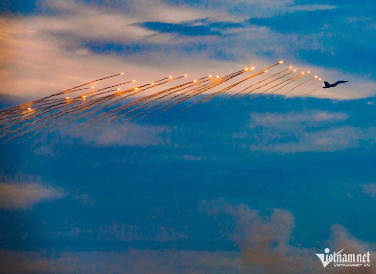 Su-30MK2 khi tác chiến có khả năng thả nhiễu (hay còn gọi là phóng mồi bẫy – countermeasures). Đây là một biện pháp tác chiến điện tử – phòng thủ trên không, dùng để đánh lạc hướng tên lửa đối phương.&nbsp; Ảnh: Quyết Thắng.