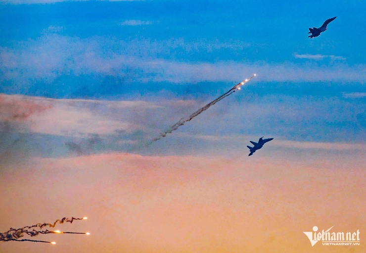 Su-30MK2 thả nhiễu còn là mồi bẫy radar để đánh lừa tên lửa và radar đối phương, bảo vệ chính nó trong chiến đấu. Ảnh: Quyết Thắng.
