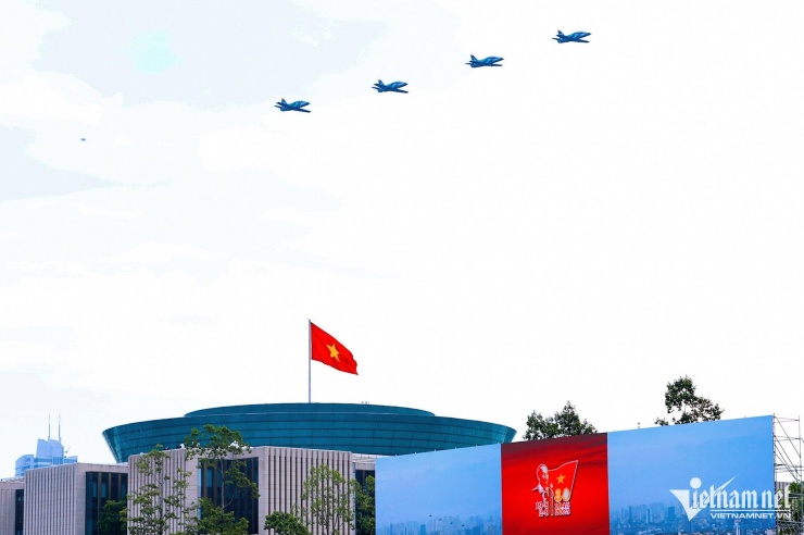 Ngoài các dòng máy bay quen thuộc, những chiếc L39-NG, máy bay huấn luyện, chiến đấu phản lực hạng nhẹ cũng trình diễn trên bầu trời trung tâm Thủ đô sáng nay. L39-NG có thể vừa huấn luyện, vừa có thể làm nhiệm vụ trinh sát, tuần tra vũ trang, tấn công mặt đất hạng nhẹ. Ảnh: Lê Anh Dũng.