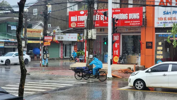 Tại Hà Tĩnh, từ sáng sớm đã có mưa lớn kèm gió giật mạnh. Ảnh: MINH TRƯỜNG.