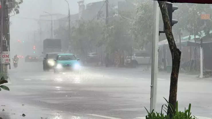 Dù mưa lớn nhưng khu vực trung tâm phường Thành Sen chưa ghi nhận tình trạng ngập úng, tắc đường. Ảnh: MINH TRƯỜNG.