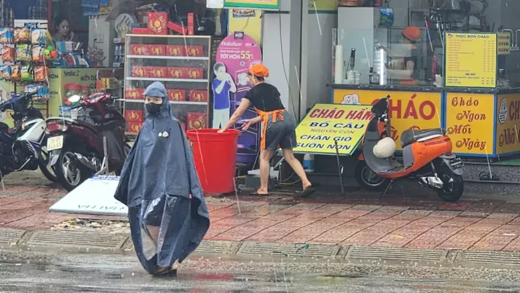 Biển bảng quảng cáo cũng bị gió thổi ngã. Ảnh: MINH TRƯỜNG.