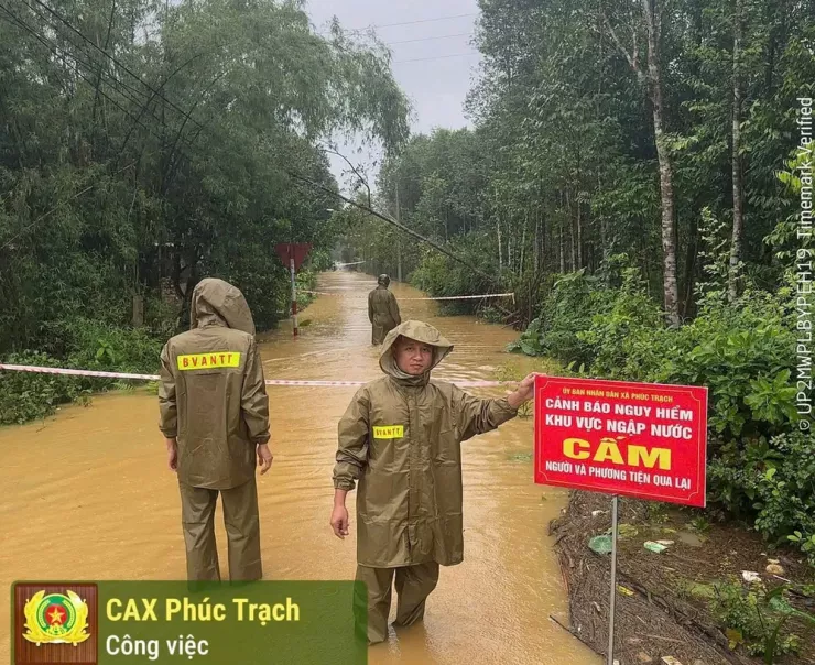 Song song đó, lực lượng công an các xã, phường đã rào chắn những tuyến đường bị ngập, đảm bảo an toàn cho người dân. Ảnh: CA.