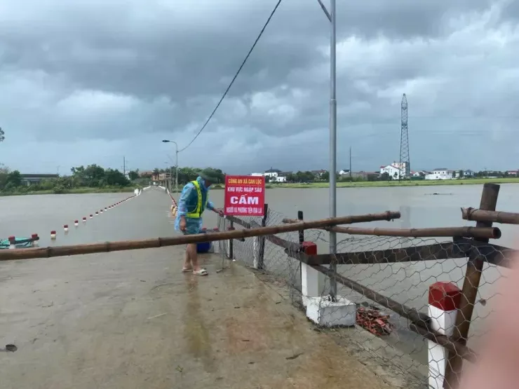 Một tuyến đường ở xã Can Lộc ngập sâu. Ảnh: CA.