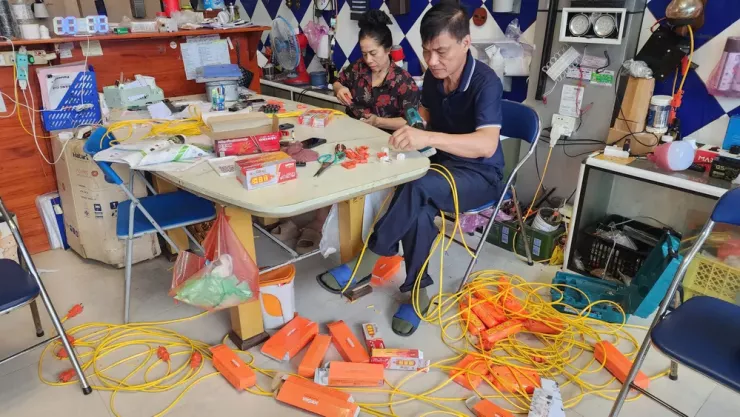 Rút kinh nghiệm trước cơn bão số 5 vừa qua, nhiều gia đình đã nhanh chóng mua sắm các thiết bị điện để sử dụng nếu mất điện sau bão số 6 Ảnh: MINH TRƯỜNG.