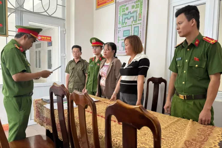 Dựng chuyện có lãnh đạo cấp cao can thiệp giúp thắng kiện, hai phụ nữ lừa đảo gần 900 triệu. Ảnh: CA