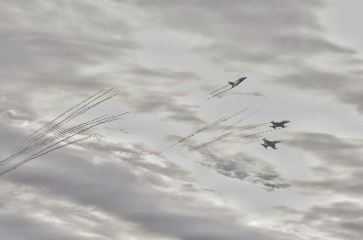 Yak-130, Su-30MK2 thả mồi bẫy nhiệt trên Ba Đình. Video: Huy Mạnh