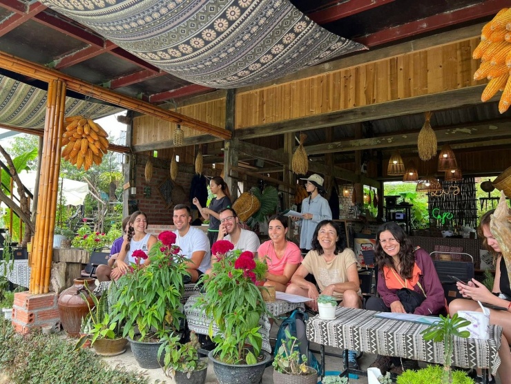 Ngồi ban công nhìn xuống thung lũng và nghe người bản địa kể chuyện là một trong những trải nghiệm được nhiều du khách đánh giá cao