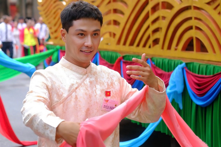 Buổi tổng duyệt Lễ kỷ niệm 80 năm Cách mạng tháng Tám thành công và Quốc khánh 2/9 diễn ra sáng sớm 30/8, với quy mô tương đương lễ chính thức. Khối văn hóa - thể thao với hàng trăm nghệ sĩ, vận động viên có mặt ở điểm tập kết từ 3h sáng, cùng người dân hòa vào bầu không khí "80 năm mới có một lần".