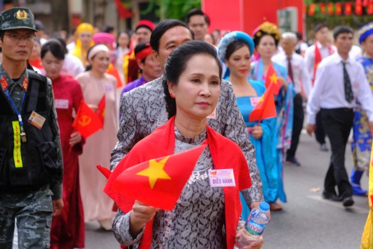 NSND Lan Hương cùng đoàn nghệ sĩ tiến về Quảng trường Ba Đình tham gia buổi tổng duyệt.
