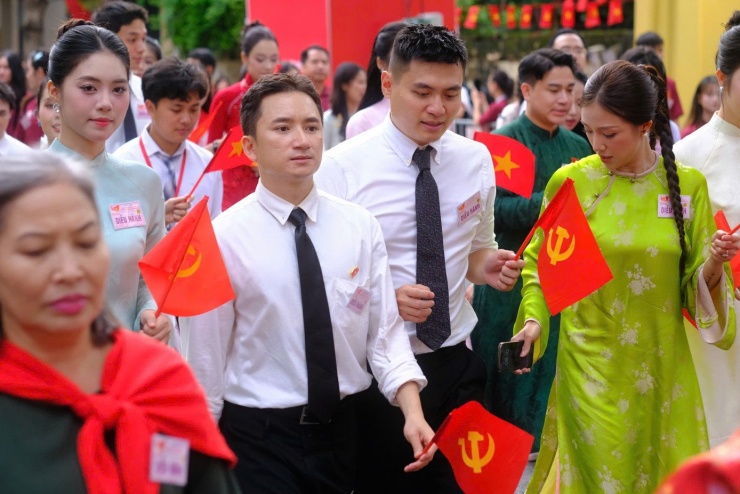 Á hậu Trần Ngọc Châu Anh, ca sĩ Phan Mạnh Quỳnh, KOL Hải Long, Salim (từ trái sang) rời phố Quán Thánh để tiến về quảng trường.