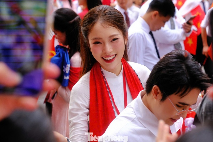 MC Khánh Vy thân thiện khi giao lưu với người hâm mộ.