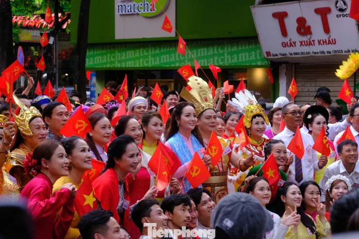 Dàn nghệ sĩ gồm NSND Lê Khanh, diễn viên Việt Hoa, Minh Thu, Mai Thu Huyền, Tô Dũng, Thanh Sơn chụp hình trước giờ diễu hành.