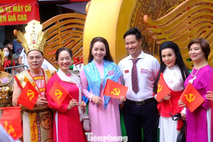 Các nghệ sĩ bên xe nghi trượng.