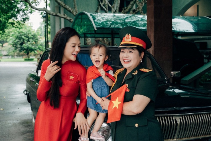Thu Quỳnh cùng mẹ và con gái lưu giữ những khoảnh khắc đẹp nhân kỷ niệm 80 Quốc khánh 2/9.