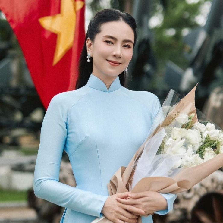 MC Mai Ngọc xúc động và tự hào khi được sống trong thời bình. “Thời nào cũng thế, có lẽ dáng hình dưới bóng cờ Tổ quốc là dáng hình tươi đẹp nhất”, cô viết. Sau khi kết hôn và sinh con đầu lòng vào tháng 4, Mai Ngọc tạm nghỉ việc ở VTV để chăm lo cho tổ ấm.