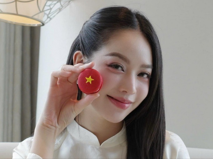 Hoa hậu Thanh Thủy cùng chiếc bánh in hình cờ đỏ sao vàng. Dịp này cô không thể tham gia diễu hành Lễ kỷ niệm Quốc khánh 2/9 tại Quảng trường Ba Đình do bận lịch trình công tác.