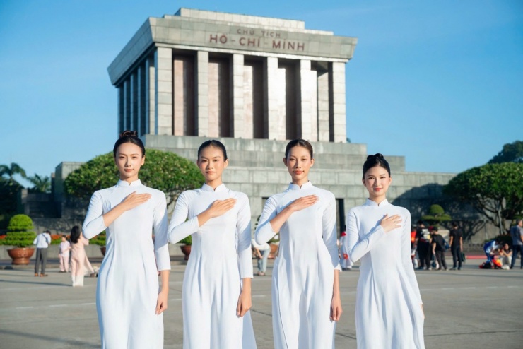 Các người mẫu thể hiện lòng biết ơn khi vào Lăng viếng Chủ tịch Hồ Chí Minh.