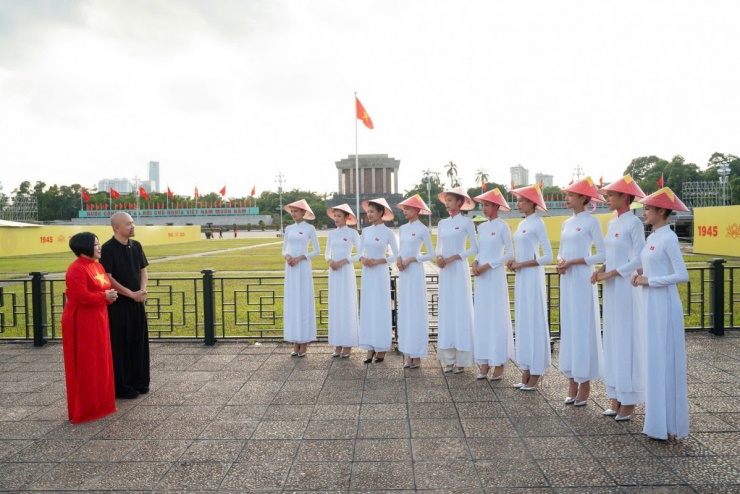 Nhà thiết kế Đức Hùng (trái) đồng hành thí sinh trong nội dung thi. Anh sinh ra, lớn lên ở Hà Nội, có nhiều câu chuyện tạo cảm hứng cho thí sinh.