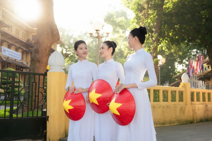 Người mẫu Giang Phùng (trái) cho biết thử thách giúp cô hiểu hơn về giá trị nguồn cội, thêm yêu quê hương.