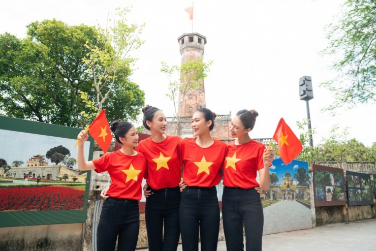 Thí sinh Top Model tạo dáng trên phố Hà Nội - 8