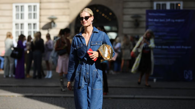 Quần yếm denim đã tạo nên một dấu ấn lớn trong thập niên 90. Xu hướng này hướng đến sự thoải mái và phong cách tự do, casual.