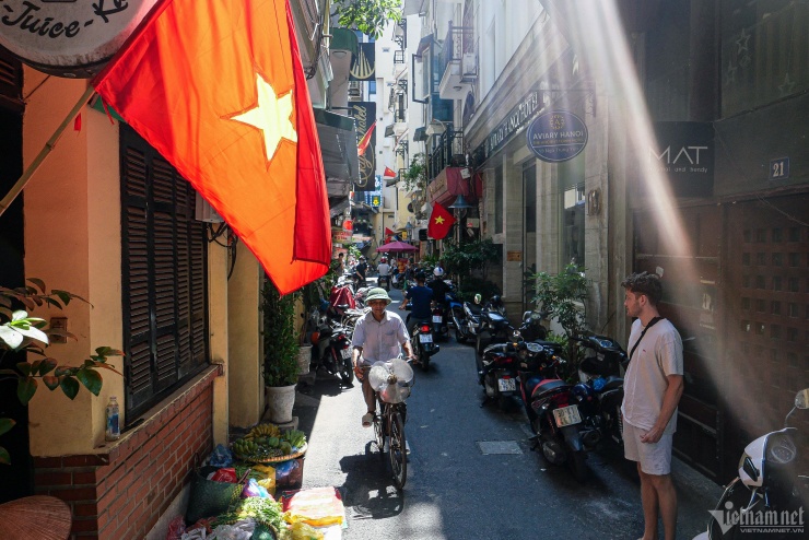 Ngõ Trung Yên là "thiên đường ẩm thực" nổi tiếng tại Hà Nội. Ảnh: Linh Trang