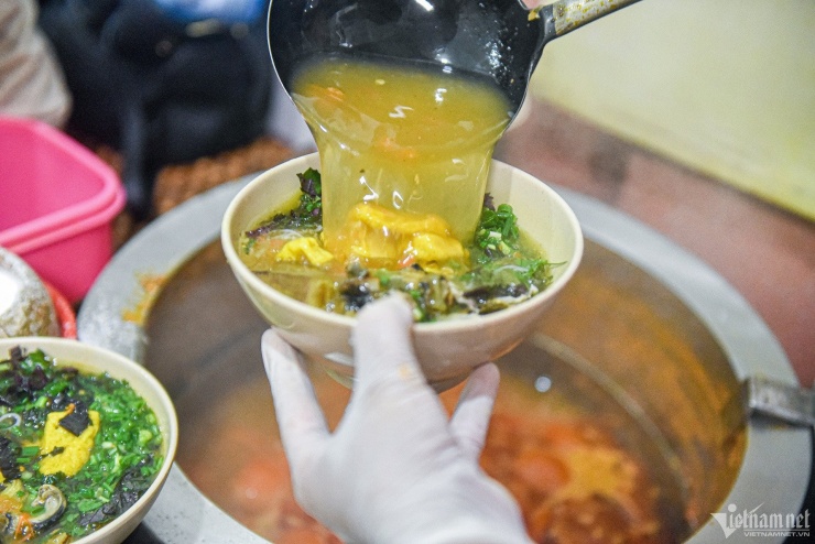 Bún ốc nổi tiếng tại ngõ Đồng Xuân. Ảnh: Linh Trang