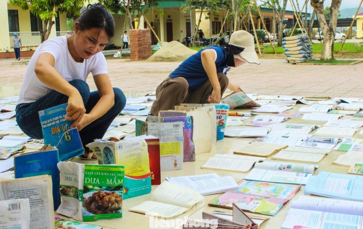Nỗi lo sau bão, giáo viên &#39;giành nắng&#39; phơi sách cho học trò - 8