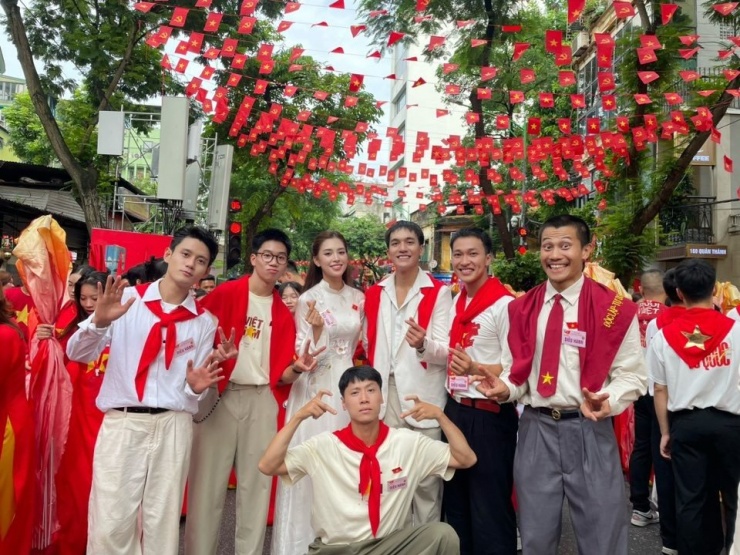 Hoa hậu Tiểu Vy hội ngộ dàn diễn viên phim Mưa đỏ tại lễ tổng duyệt.