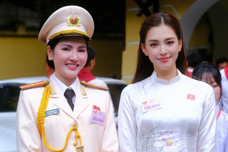 Tiểu Vy cho biết cô rất ấn tượng với ngoại hình cá tính cùng màn nhập vai "girl phố" ấn tượng của thiếu tá Lê Mai Ly. "Những hình ảnh về girl phố trên phố đi bộ được chia sẻ rộng rãi và trở thành chủ đề nóng trên mạng xã hội đã khiến tôi chú ý. Ngoại hình mạnh mẽ và màn nhập vai xuất sắc của chị Mai Ly khiến tôi ấn tượng. Ngày hôm nay gặp chị Mai Ly ở lễ tổng duyệt là trải nghiệm khó quên của tôi", cô nói.