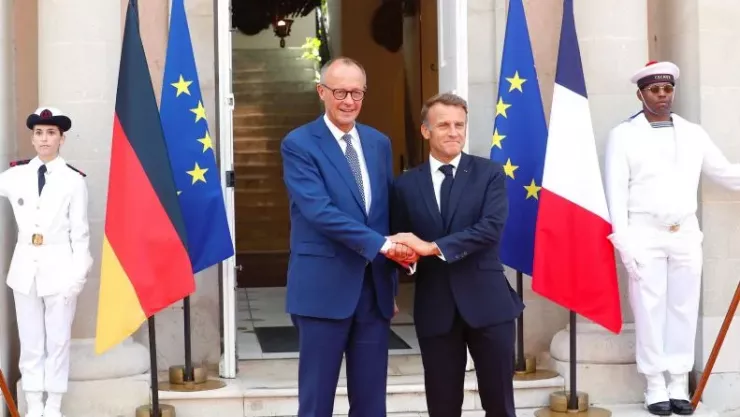 Tổng thống Pháp Emmanuel Macron (phải) và Thủ tướng Đức Friedrich Merz (trái) gặp nhau tại dinh thự tổng thống ở Bregancon (TP Toulon, Pháp) hôm 29-8. Ảnh: pa/dpa