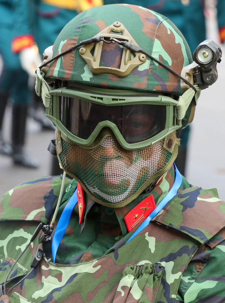 Một trinh sát đặc nhiệm che kín mặt với đầy đủ trang bị đảm bảo an ninh cho lễ tổng duyệt sáng 30-8