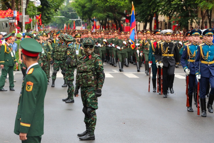 Khác với lực lượng đảm bảo an ninh khác, lực lượng trinh sát đặc nhiệm không được phép giao lưu hay có bất kỳ tiếp xúc với người dân, đoàn diễu binh.