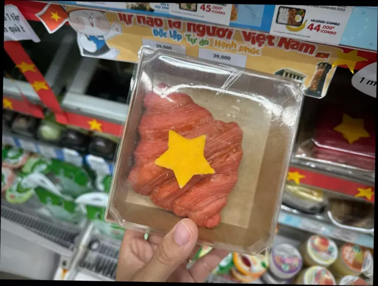 Bánh sừng bò- croissant có hình cờ đỏ sao vàng. Ảnh: Thu Hà