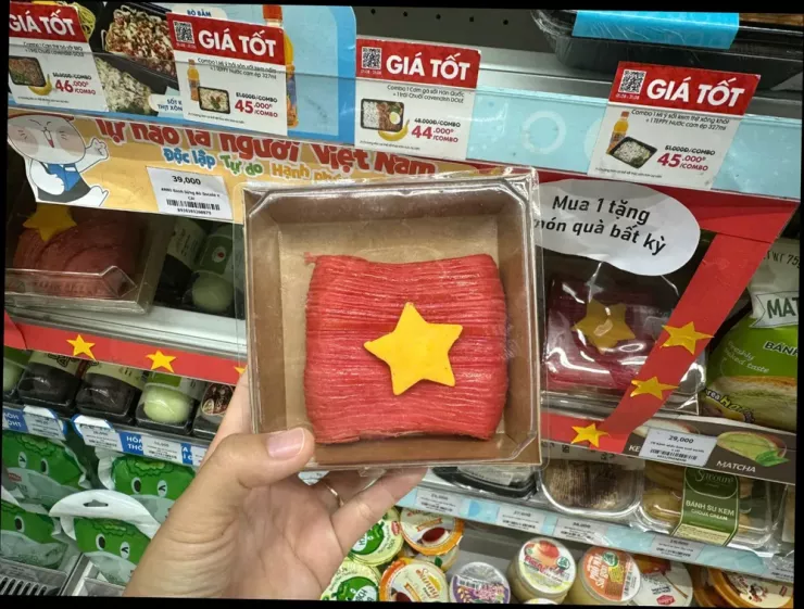 Bánh ngọt in hình cờ đỏ sao vàng thu hút giới trẻ mua sắm. Ảnh: Thu Hà