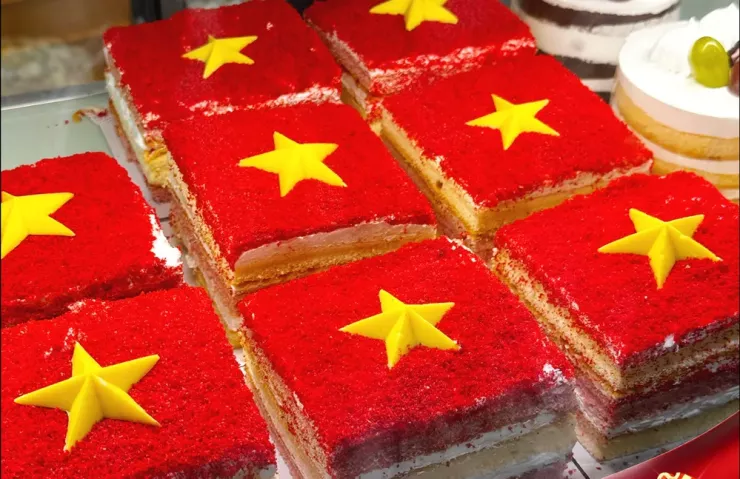 Bánh ngọt in hình lá cờ Tổ Quốc được bày bán tại một siêu thị ở TP.HCM. Ảnh: H. Quyên