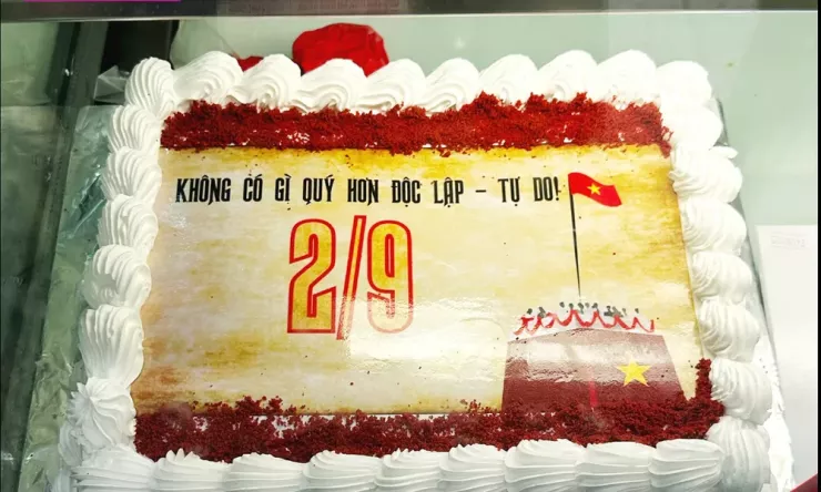 Bánh kem kỷ niệm Ngày quốc khánh 2-9 tại AEON Việt Nam. Ảnh: H.Quyên