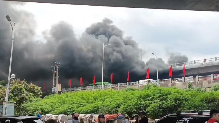Khoảng 13h cùng ngày, tại bãi xe máy dưới gầm cầu Vĩnh Tuy (Hà Nội) xảy ra hỏa hoạn. Khoảng 13h cùng ngày, tại bãi xe máy dưới gầm cầu Vĩnh Tuy (Hà Nội) xảy ra hỏa hoạn.