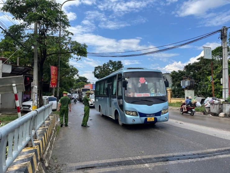 Lực lượng chức năng phân luồng giao thông