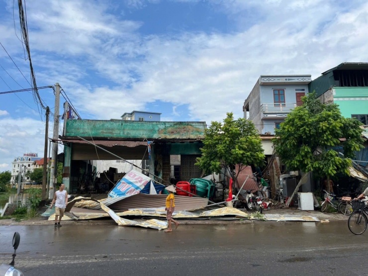 Mưa lớn, giông lốc chiều ngày 30/8 đã làm cây đổ, tốc mái một số nhà dân tại xã Vật Lại (ảnh: UBND xã Vật Lại và Ba Vì online).