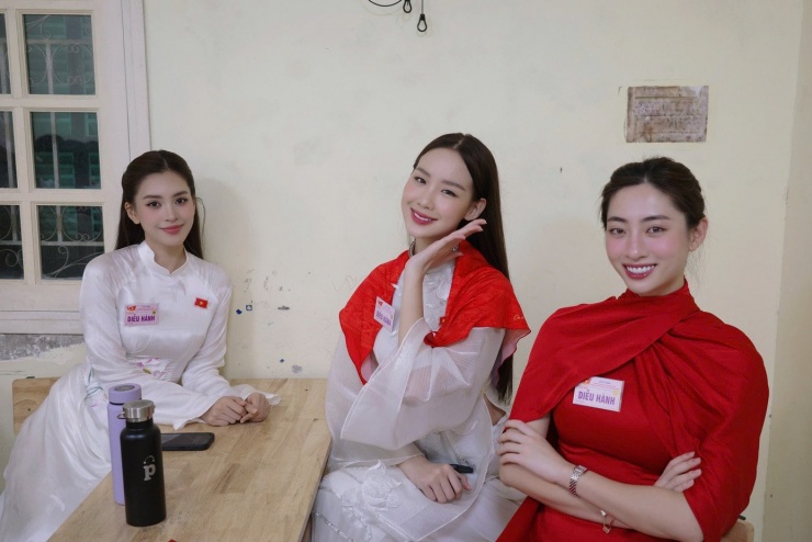 Hoa hậu Tiểu Vy - Bảo Ngọc và Lương Thùy Linh (từ trái sang) tranh thủ ghi lại khoảnh khắc trước khi bước vào buổi tổng duyệt.